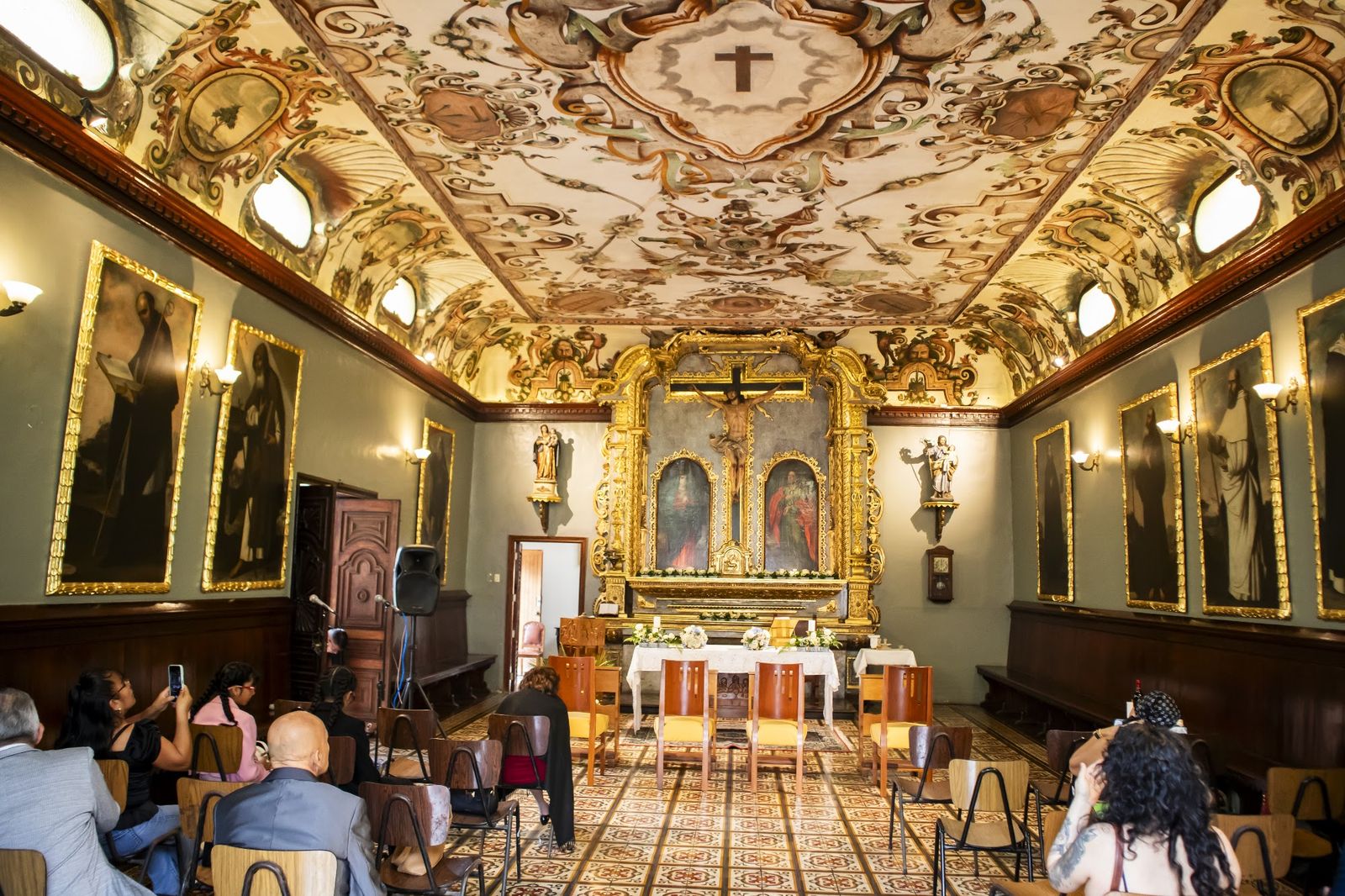 Iglesia colonial lista para la ceremonia
