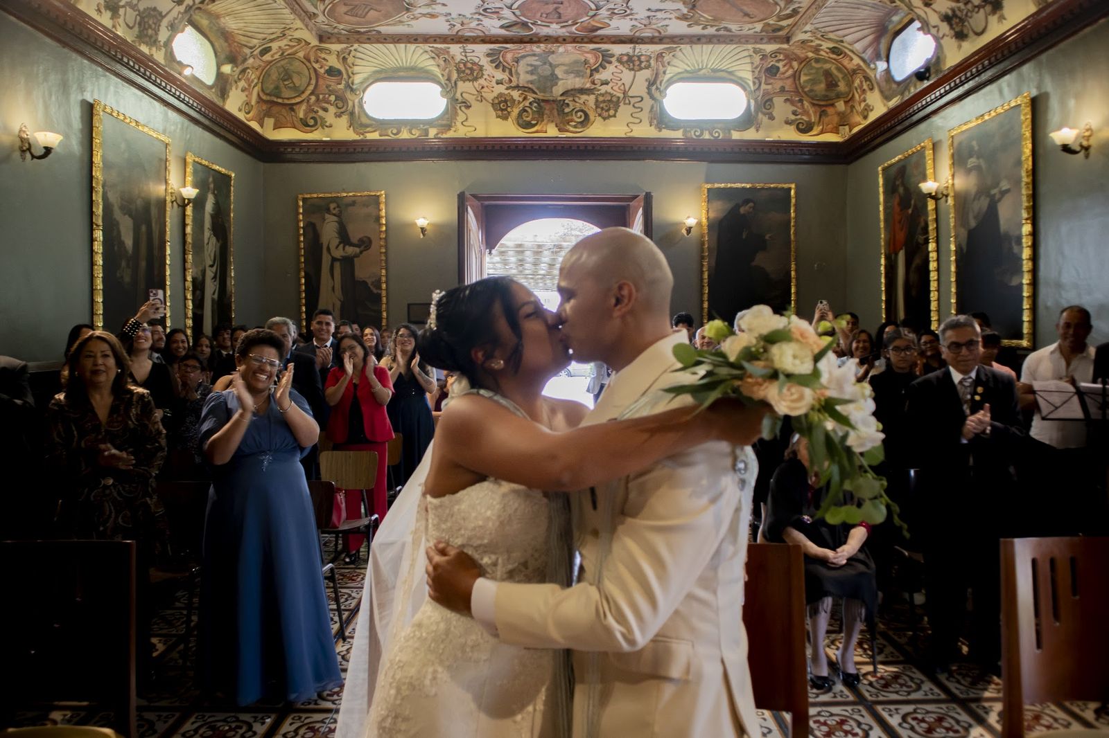 El primer beso de casados