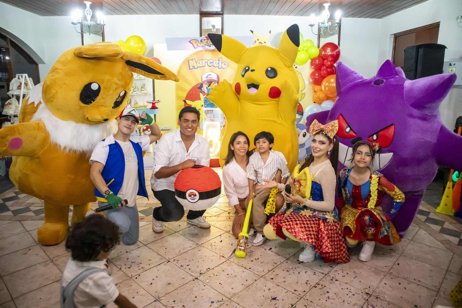Foto grupal con los personajes
